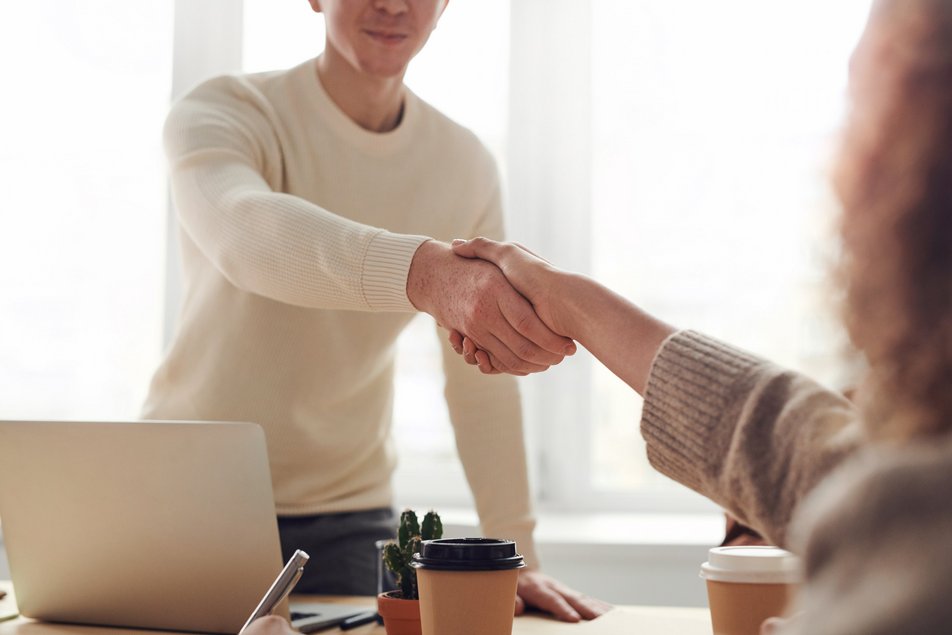 Handschlag zweier Personen im Büro